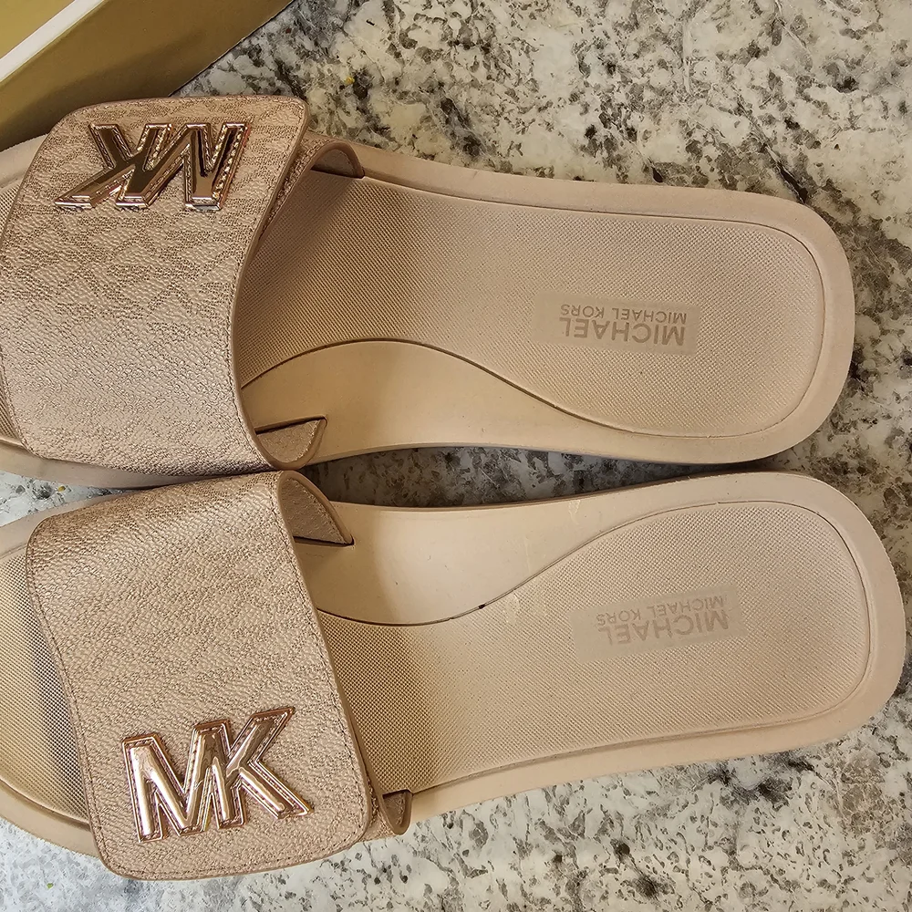 COPY - Michael Kors Gold Sandals Elegant Design - Picture 5 of 6